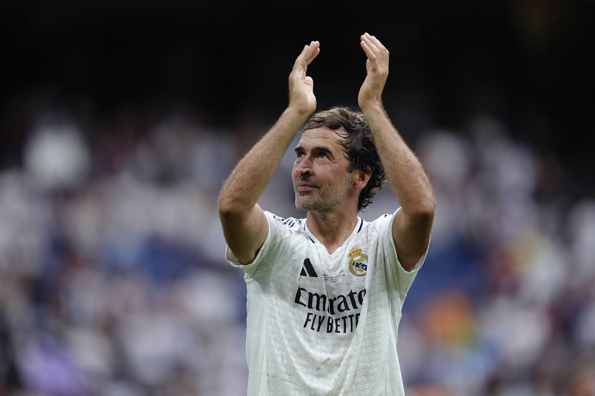 Real Madrid Legends Borussia Legends Corazon Classic Match 2025 Raul Gonzalez of Real Madrid Legends applauds the team fans after the Corazon Classic Match 2025 between Real Madrid Legends and Borussi ...