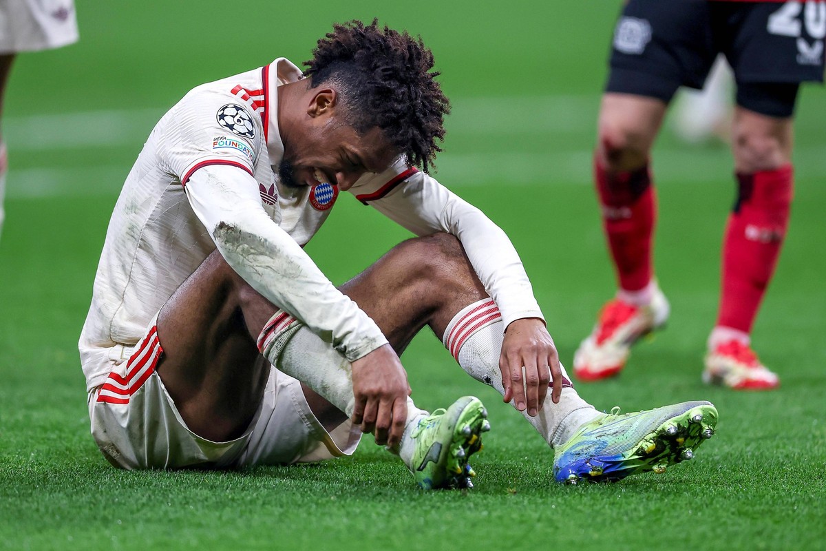 Sport Bilder des Tages 11.03.2025, Fu�ball, UEFA Champions League, Bayer 04 Leverkusen - FC Bayern M�nchen, Achtelfinale R�ckspiel, BayArena, Saison 2024 2025: Kingsley Coman FC Bayern 11 liegt verlet ...