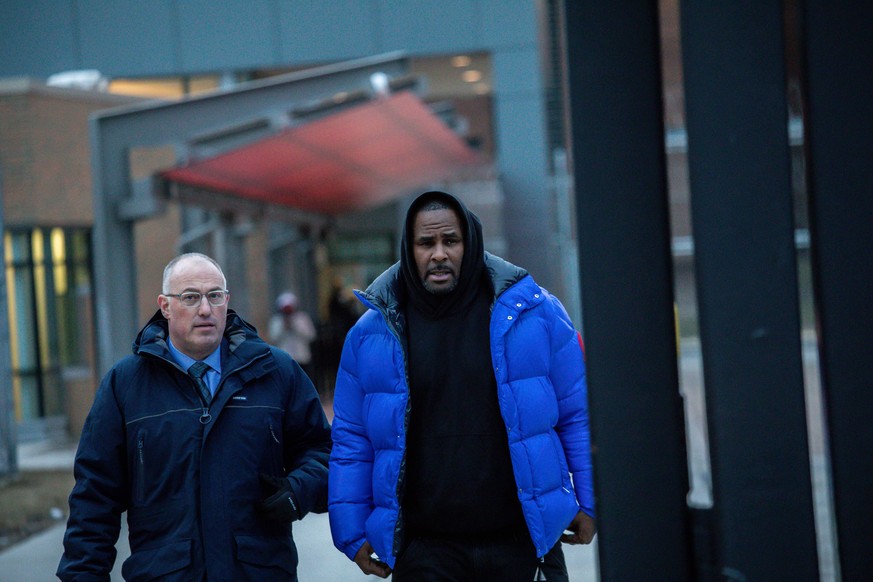 R. Kelly (r.), begleitet von seinem Anwalt, verlässt das Gefängnis in Chicago.