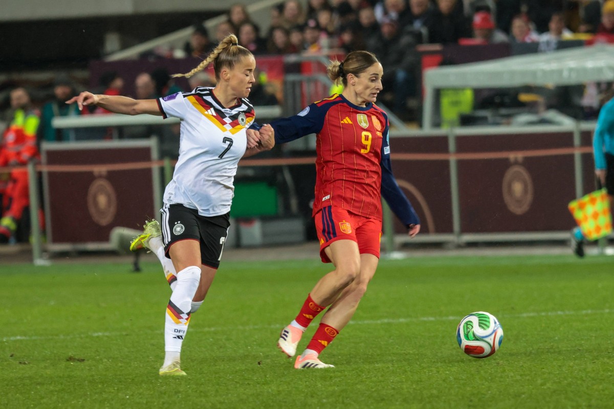 28.11.2025, xhettx, Fussball UEFA Women s Nations League Finale Hinspiel , Deutschland - Spanien v.l. Giulia Gwinn Deutschland, 7 gegen Esther Gonzalez Spanien, 9 DFL/DFB REGULATIONS PROHIBIT ANY USE  ...