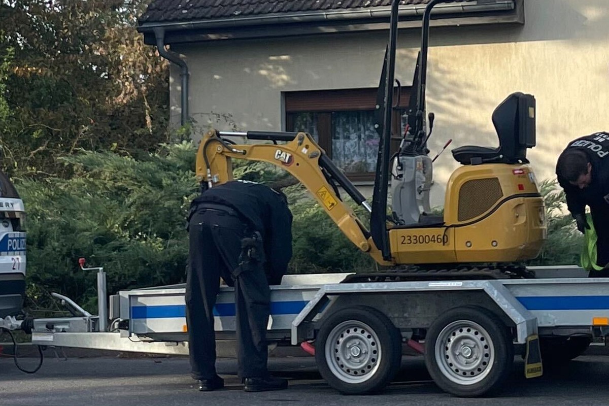 20.10.2025, Brandenburg, Tauche: Einsatzkräfte der Polizei befestigen einen kleinen Bagger auf einem Anhänger in dem Ort im Landkreis Oder-Spree. Im Fall der seit mehr als sechs Jahren vermissten Rebe ...