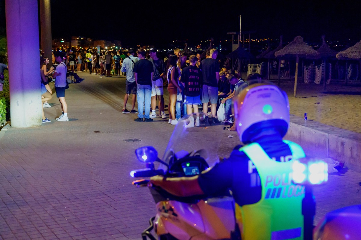 Playa de Palma auf Mallorca im zweiten Jahr der Corona-Pandemie Hochsaison Sommer 2021 - Hunderte deutsche Touristen feiern am Ballermann ohne Einhaltung der coranabedingten Mindestabstände und ohne M ...