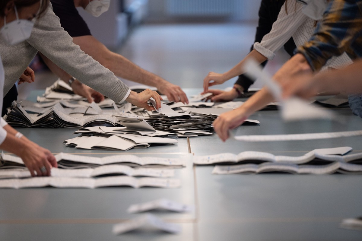 ARCHIV - 26.09.2021, Berlin: Wahlhelfer und Wahlhelferinnen z
