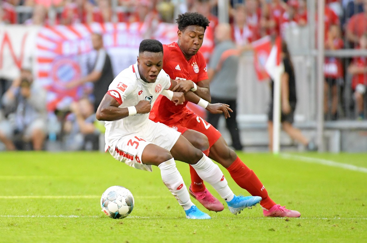 31.08.2019, xemx, Fussball 1.Bundesliga, FC Bayern Muenchen - 1. FSV Mainz 05 emspor, v.l. Ridle Baku (1.FSV Mainz 05 34) und David Alaba (FC Bayern Muenchen 27) Zweikampf, Duell, Kampf, tackle (DFL/D ...
