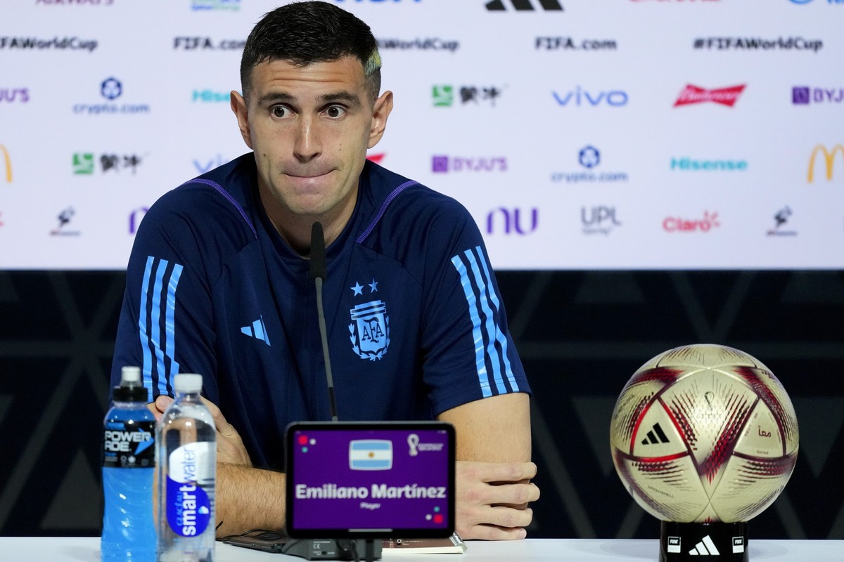 17.12.2022, Katar, Doha: Fu�ball, WM 2022 in Katar, Pressekonferenz Argentinien, Argentiniens Torh�ter Emiliano Martinez . Foto: Natacha Pisarenko/AP/dpa +++ dpa-Bildfunk +++