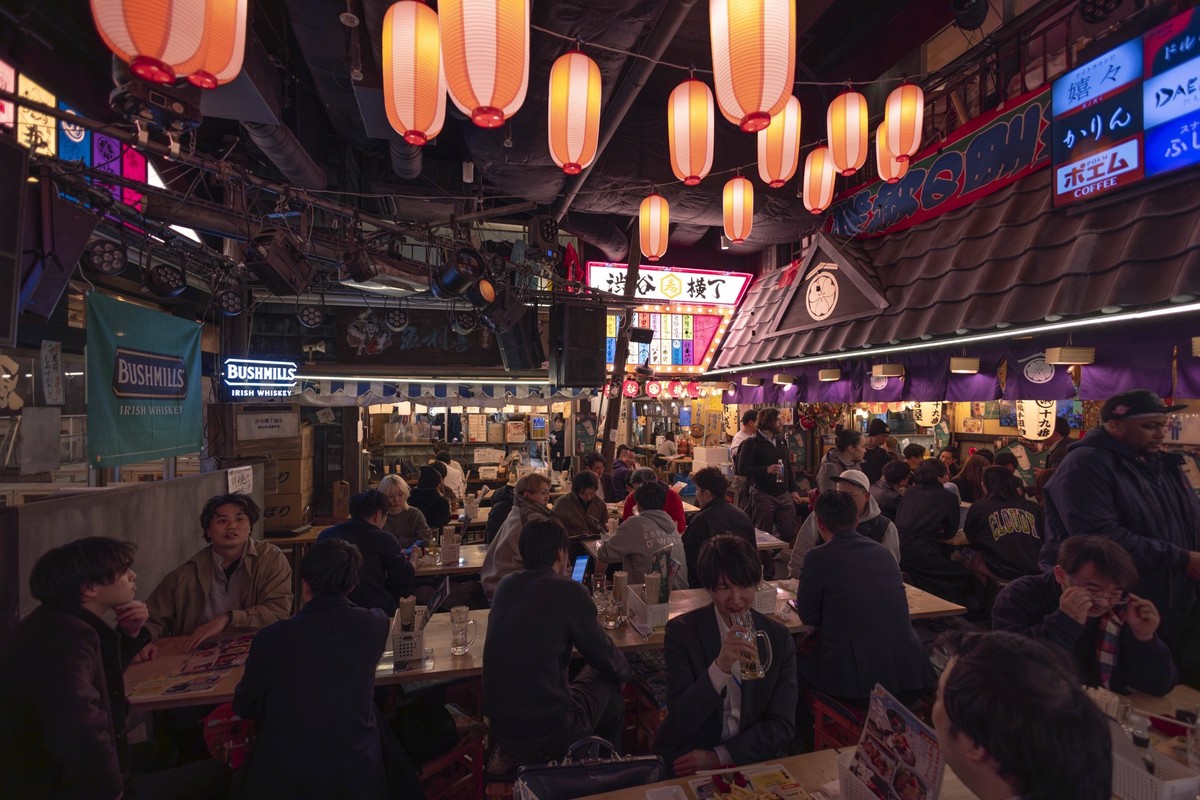 Daily Life in Tokyo, Japan - 16 Feb 2024 People enjoy food and drinks inside an Izakaya in Shibuya. Daily life in Tokyo. Tokyo Japan Copyright: xStanislavxKogikux/xSOPAxImagesx S_KOGIKU_21032024_IMG_3 ...