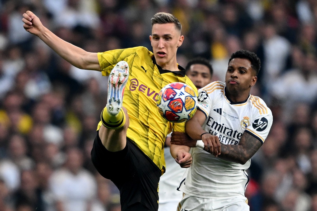 01.06.2024, Großbritannien, London: Fußball: Champions League, Borussia Dortmund - Real Madrid, Finale, Wembley Stadion, Madrids Rodrygo (r) und Dortmunds Nico Schlotterbeck kämpfen um den Ball. Foto: ...
