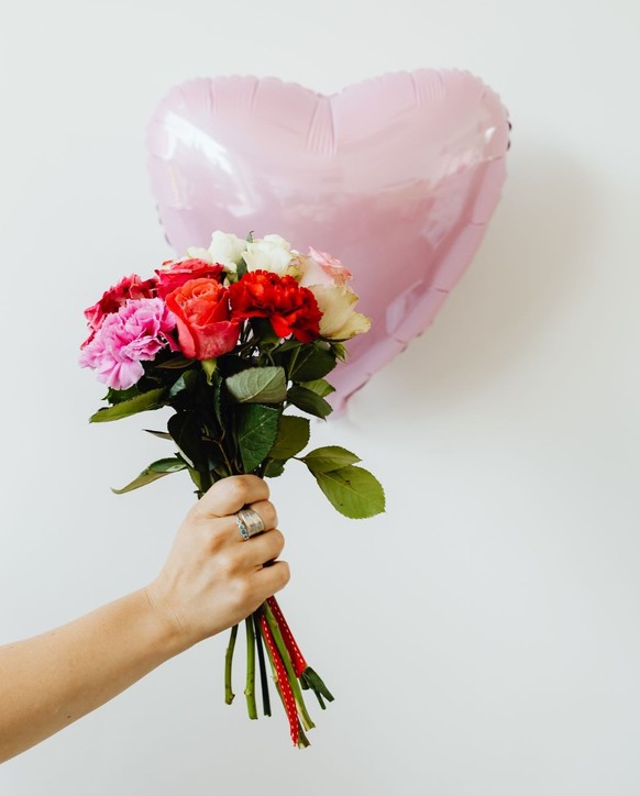 Ein Strauß roter Rosen ist ein beliebtes Geschenk für die Liebsten zum Valentinstag.