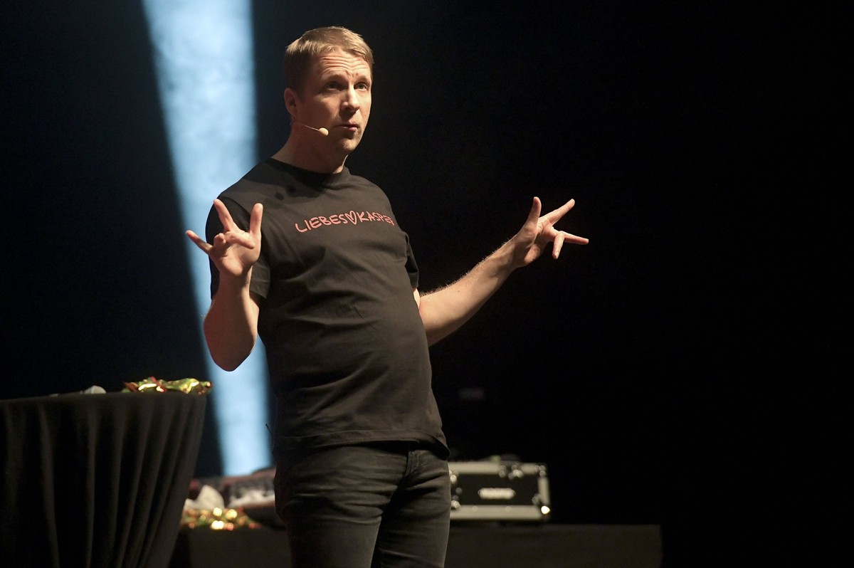 Oliver Pocher mit seiner Show Liebeskasper live in der Swiss Life Hall. Hannover, 20.01.2024 *** Oliver Pocher with his show Liebeskasper live at the Swiss Life Hall Hannover, 20 01 2024 Foto:xN.xHeus ...