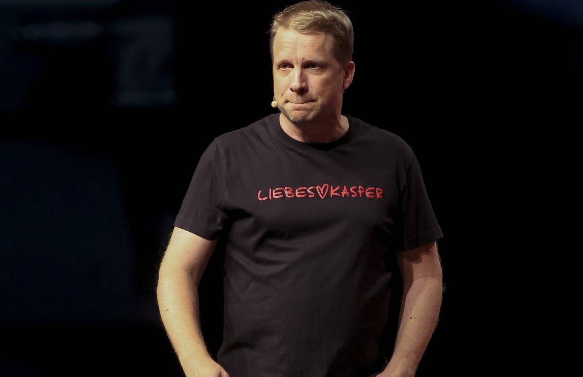 Oliver Pocher steht auf der Buehne und praesentiert sein Programm, Der Liebeskasper, Oliver Pocher, Friedrich-Ebert-Halle, 12.05.2024, Ludwigshafen, Deutschland. *** Oliver Pocher is on stage and pres ...