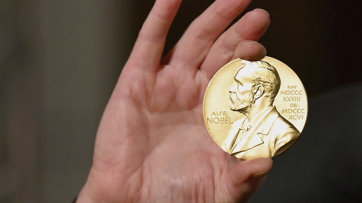 ARCHIV - 08.12.2020, USA, New York: Eine Nobelmedaille wird w
