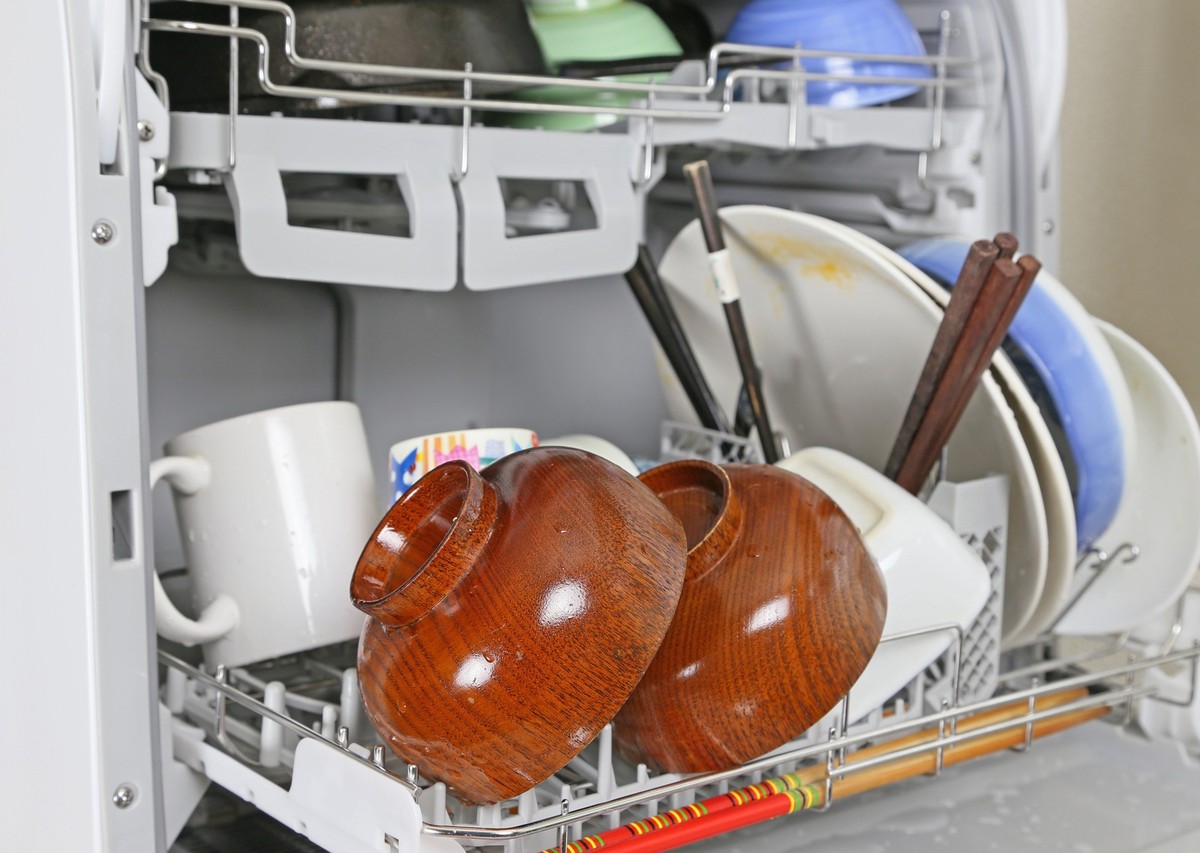 Dishes into the dishwasher