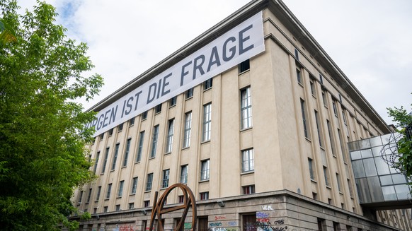 07.07.2021, Berlin: &quot;Morgen ist die Frage&quot; steht auf einem riesigen Transparent am Geb