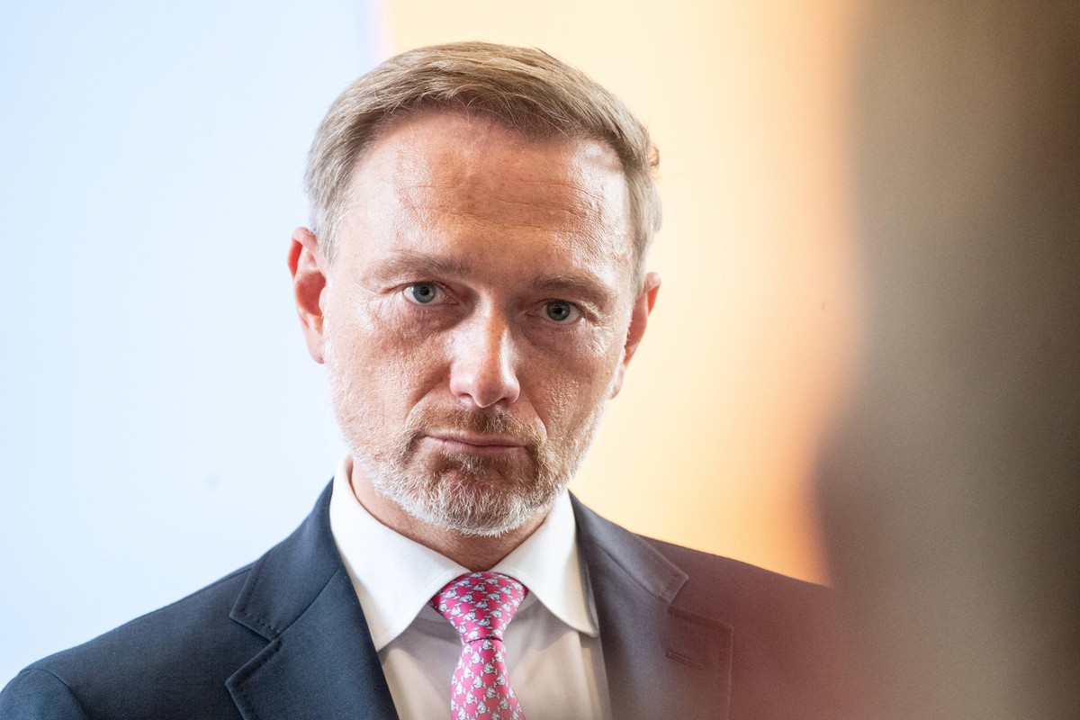 Bundesfinanzminister Christian Lindner stellt sich im Rahmen seiner so genannten B�rgerdialogtour JETZT Im Dialog Fragen von B�rgerinnen und B�rgern in Wuppertal Bundesfinanzminister Christian Lindner ...