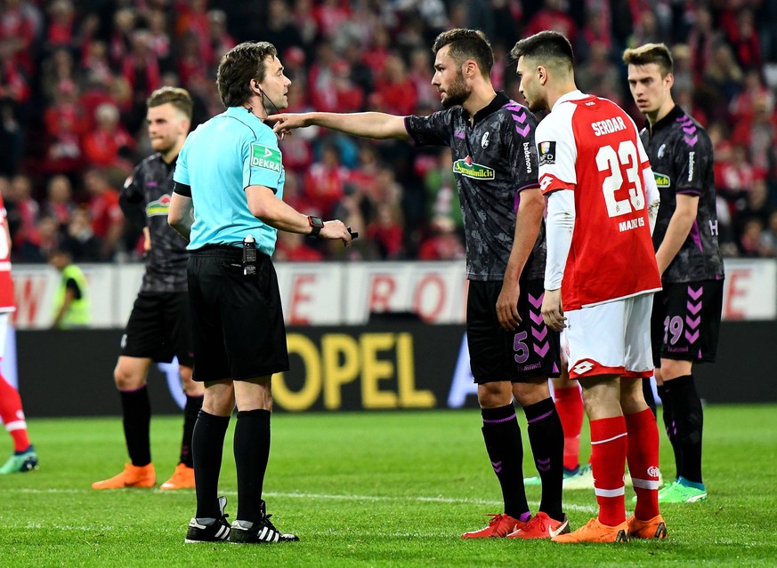 16.04.2018, xfux, Fussball 1.Bundesliga, FSV Mainz 05 - SC Freiburg, emspor, v.l. Referee / Schiedsrichter Guido Winkmann, Manuel Gulde (SC Freiburg) gibt Anweisungen, gestikuliert, mit den Armen gest ...