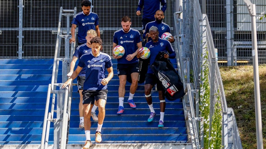 Jonas David Xavier Amaechi Bent Andresen Valon Zumberi Ogechika Heil Opoku Aaron Sonny Kittel HSV auf dem Weg zum Trainingsplatz Deutschland , Hamburg , Volkspark , 2. Fussball Bundesliga , Training d ...