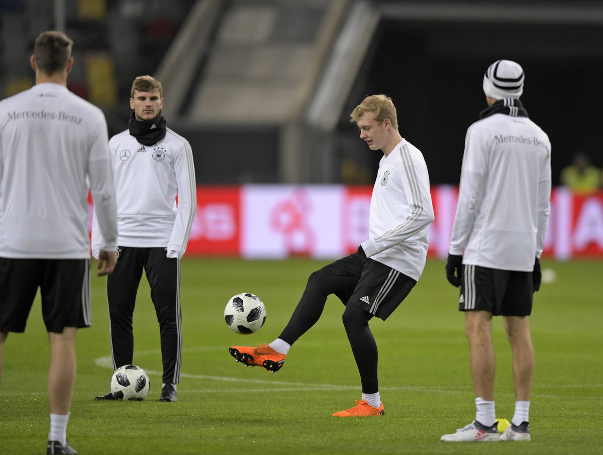 Julian Brandt im Mittelpunkt