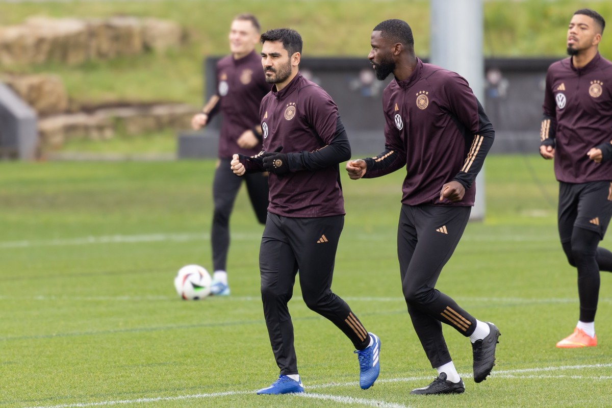 16.11.2023, Hessen, Frankfurt/Main: Fußball: Nationalmannschaft, vor den Länderspielen gegen die Türkei und Österreich, Training. Ilkay Gündogan wärmt sich gemeinsam mit Antonio Rüdiger auf. (zu dpa:  ...