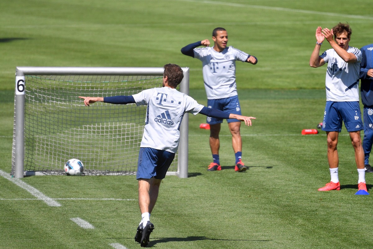 Thomas MUELLER M�LLER,Bayern Muenchen jubelt nach einem Tor, hi:Thiago ALCANTARA FCB, Leon GORETZKA Bayern Muenchen, Aktion. FC Bayern Muenchen Training in der Coronavirus Pandemie in Kleingruppen. Tr ...