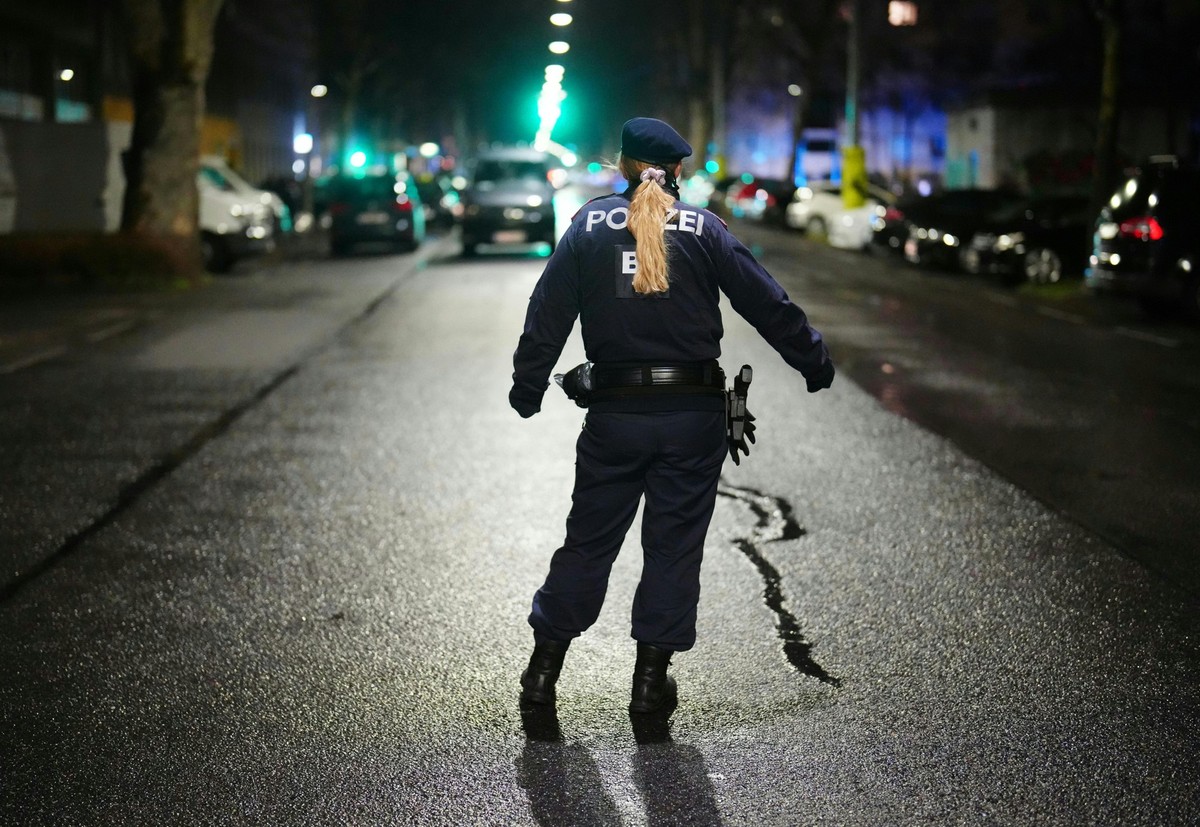 23.02.2024, �sterreich, Wien: Eine Polizistin geht am Tatort. Drei Frauen sind am Freitagabend, 23. Februar 2024, in einem Bordell in Wien-Brigittenau tot aufgefunden worden. Ein Tatverd�chtiger befin ...