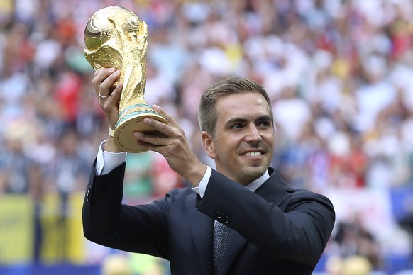 LAHM Philipp GER mit dem WORLD CUP vor dem Finale FIFA Fussball World Cup 2018 in Russland Finale Frankreich-Kroatien 4 : 2 am 15. Juli 2018 im Luzhniki Stadion in Moskau *** LAHM Philipp GER with the ...