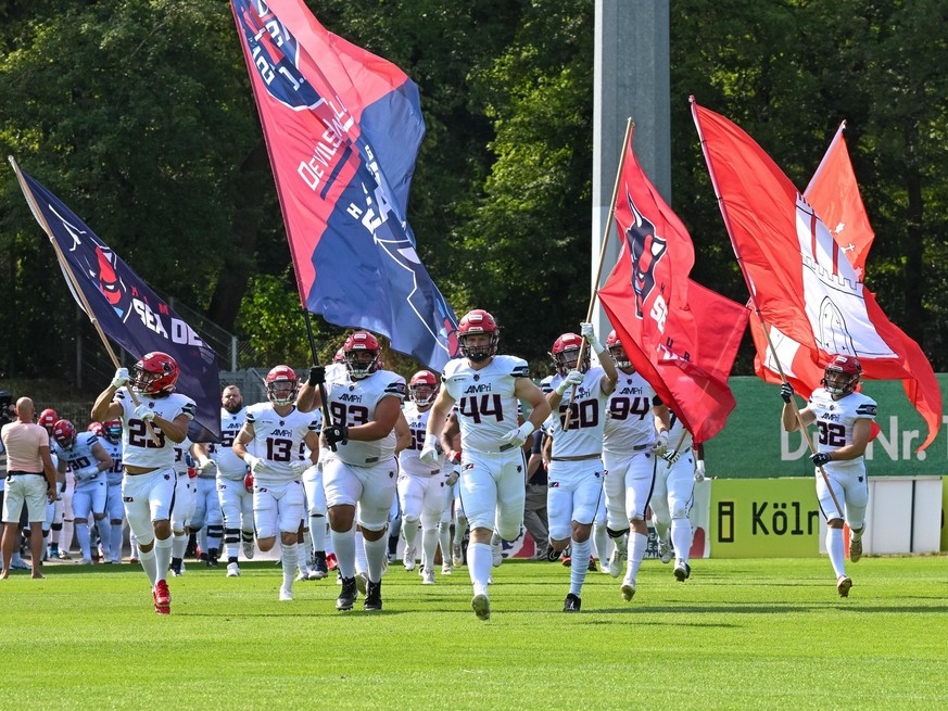 Einlauf der Sea Devils. John Krause (Hamburg Sea Devils, #44), Lucas Harting Candido (Hamburg Sea Devils, #23), Tim Albrecht (Hamburg Sea Devils, #13), Joshua Koehnlein (Hamburg Sea Devils, #93), Karm ...