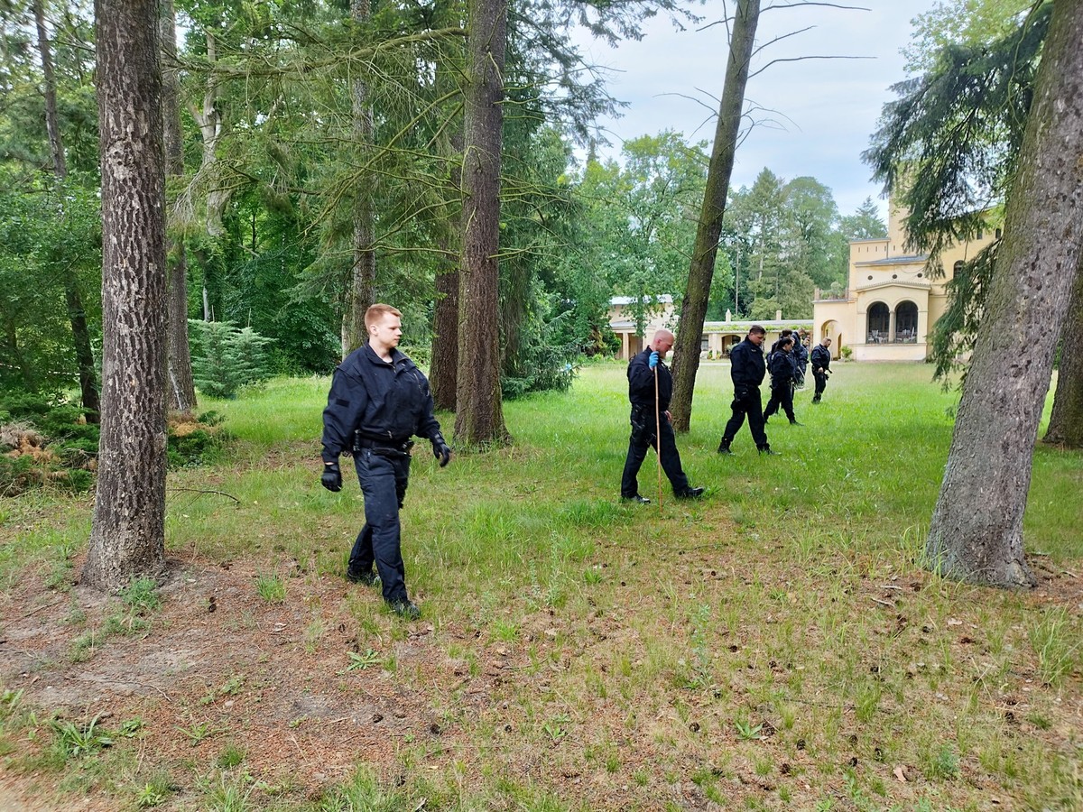 30.05.2024, Brandenburg, Potsdam: Ein Aufgebot der Polizei ist im benachbarten Park Sanssouci im Einsatz. Nach einer gewaltsamen Auseinandersetzung in einer Fl�chtlingsunterkunft in Potsdam ist am Don ...