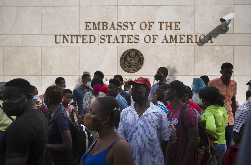 10.07.2021, Haiti, Port-Au-Prince: Haitianer versammeln sich vor der US-Botschaft in Port-au-Prince, Haiti. Eine gro