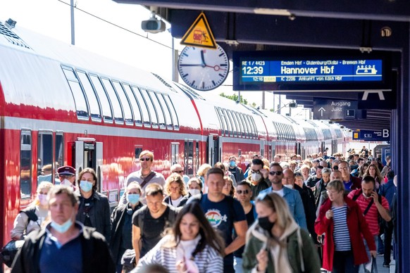 ARCHIV - 03.06.2022, Niedersachsen, Norddeich: Zahlreiche Reisende kommen mit dem Zug am Bahnhof Norddeich Mole an. (zu dpa &quot;Deutschlandticket startet - viel Ersparnis in Niedersachsen möglich&qu ...