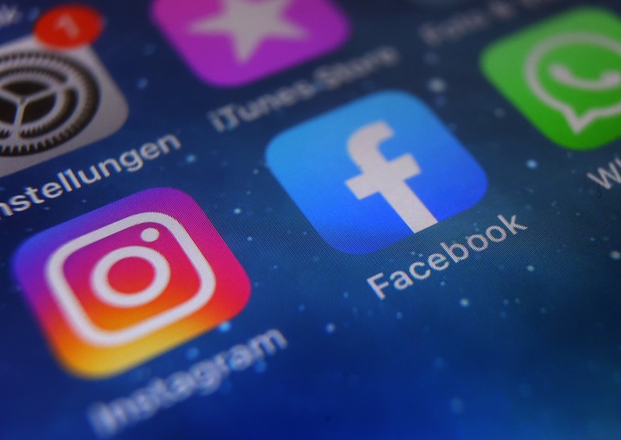 ARCHIV - 04.10.2021, Bayern, Kempten: ILLUSTRATION - Auf dem Bildschirm eines Smartphones sind die Icons von Instagram, Facebook und WhatsApp zu sehen. Eine Falschmeldung in sozialen Netzwerken