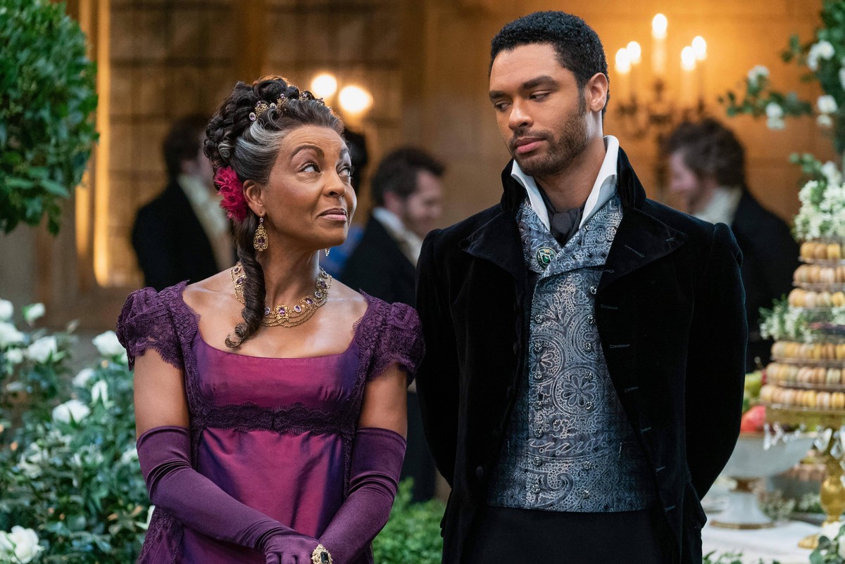 L To R Adjoa Andoh As Lady Danbury And Rege-Jean Page As Simon Basset In Episode 108 Of Bridgerton 2021 Credit: Liam Daniel/Netflix / The Hollywood Archive Los Angeles CA PUBLICATIONxINxGERxSUIxAUTxON ...
