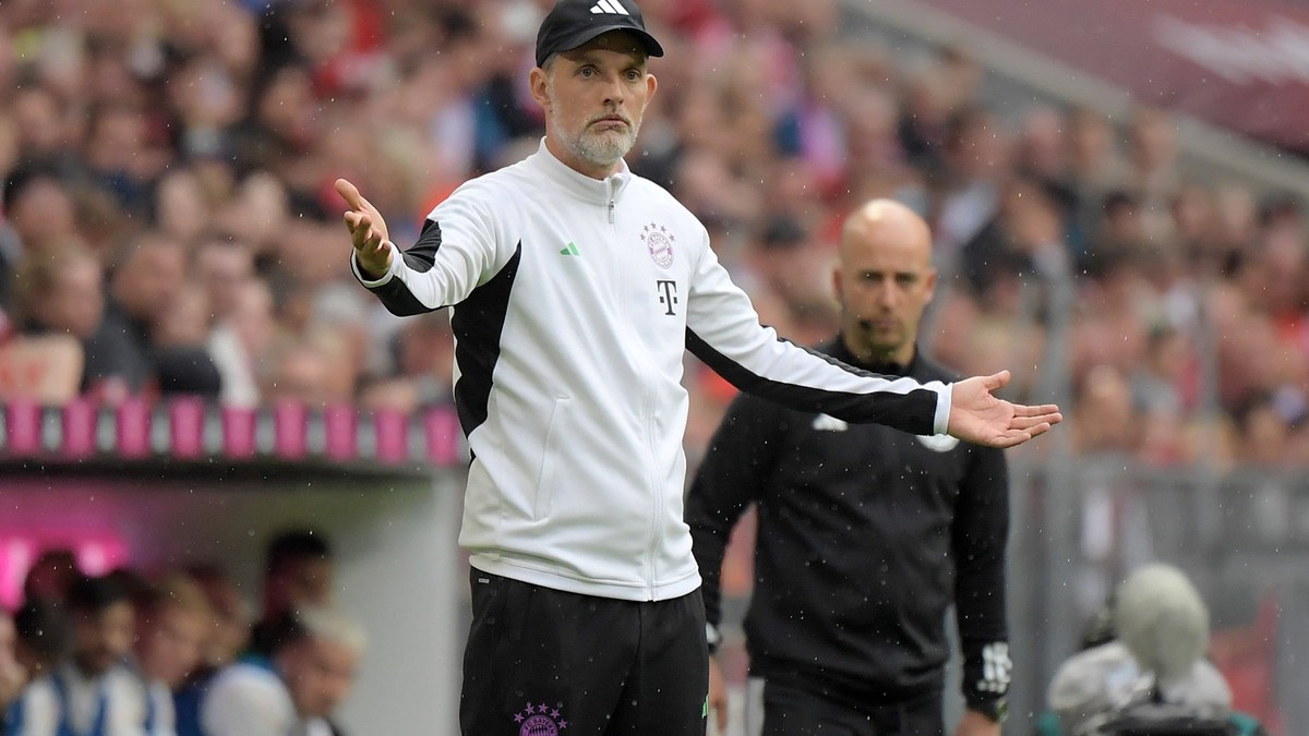 27.08.2023, xemx, Fussball 1.Bundesliga, FC Bayern Muenchen - FC Augsburg emspor, v.l. Cheftrainer Thomas Tuchel FC Bayern Muenchen gibt Anweisungen, gestikuliert mit den Armen, gesticulate, gives ins ...