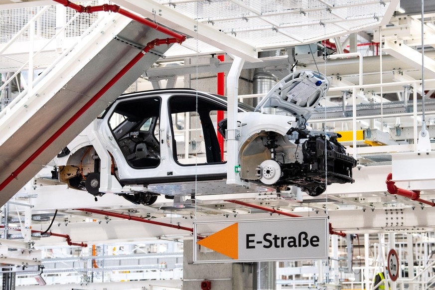 Das Elektroauto ID.4 wird im VW-Werk gebaut. Volkswagen hat in seinem Werk im ostfriesischen Emden mit der Serienfertigung des vollelektrischen Kompakt-SUV ID.4 begonnen. Nach der Anlaufphase sollen b ...