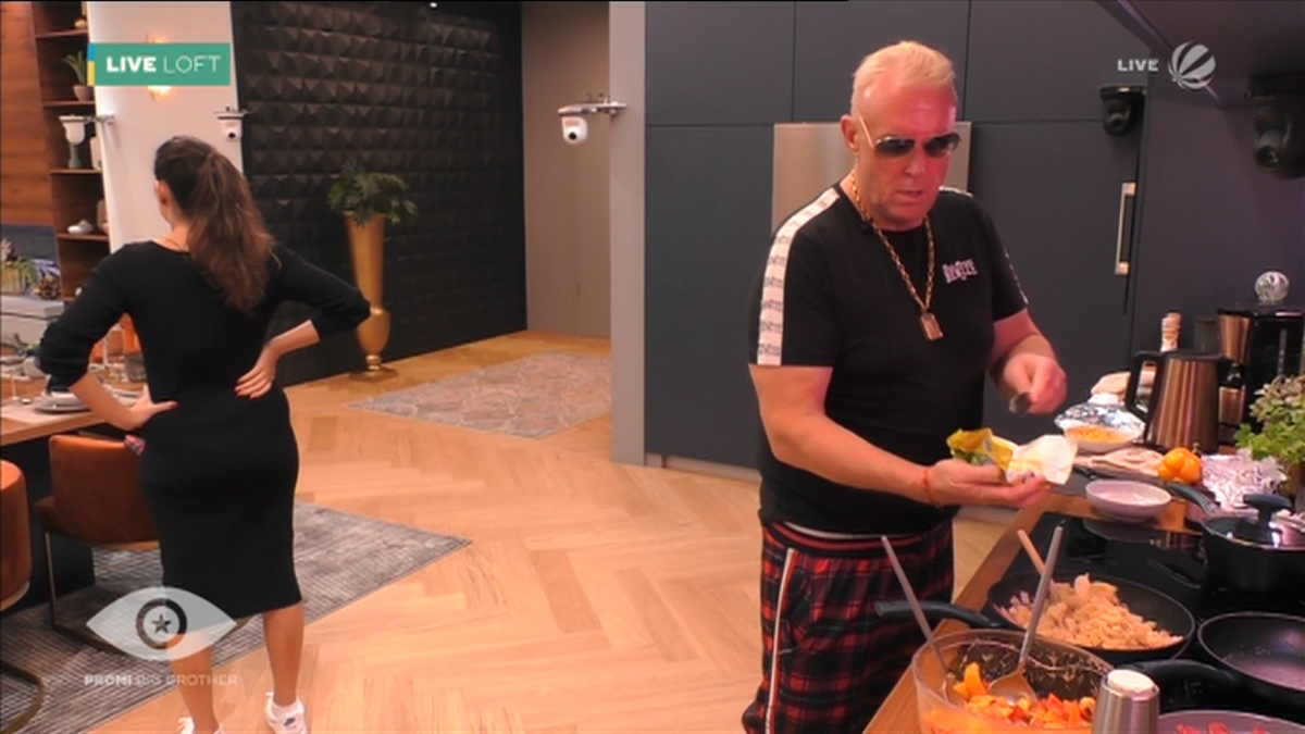Ex-Boxer Rainer Gottwald schmeißt den Haushalt im Loft.