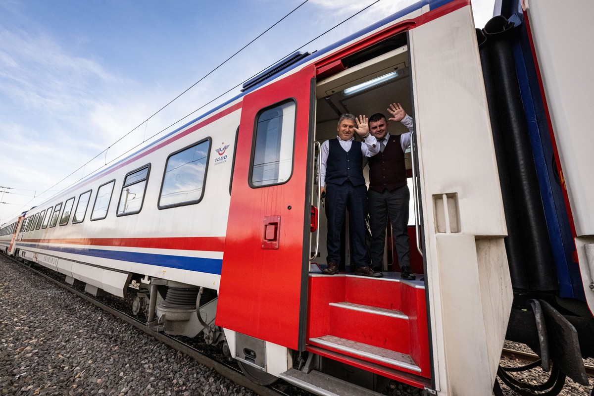 DIYARBAKIR, TURKIYE - APRIL 20: A view of the 'Mesopotamia Express' during journey in Diyarbakir, Turkiye on April 20, 2024. The touristic train, which offers new experiences to travel enthu ...