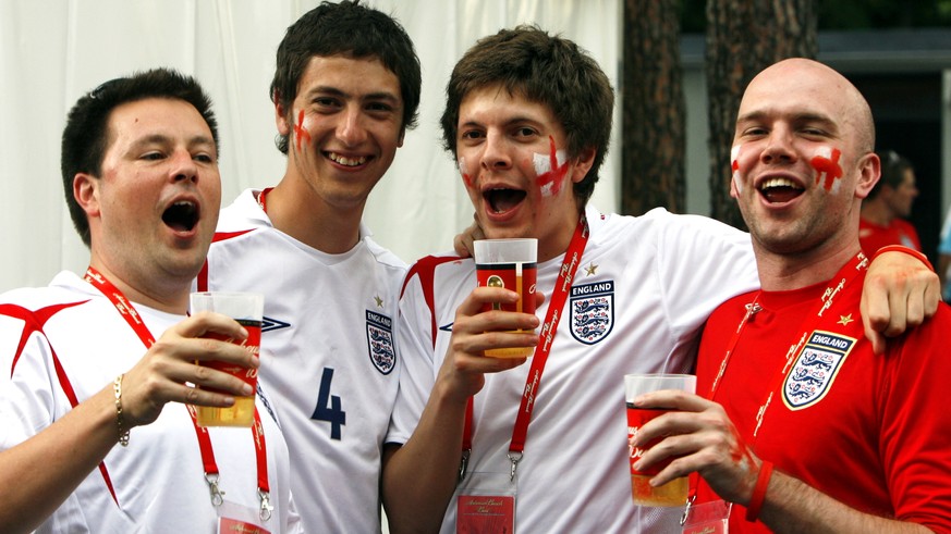 English supporters cheer for their team prior to the group B match of the 2006 FIFA World Cup between England and Trinidad and Tobago in Nuremberg, Germany, Thursday 15 June 2006. DPA/DANIEL KARMANN + ...