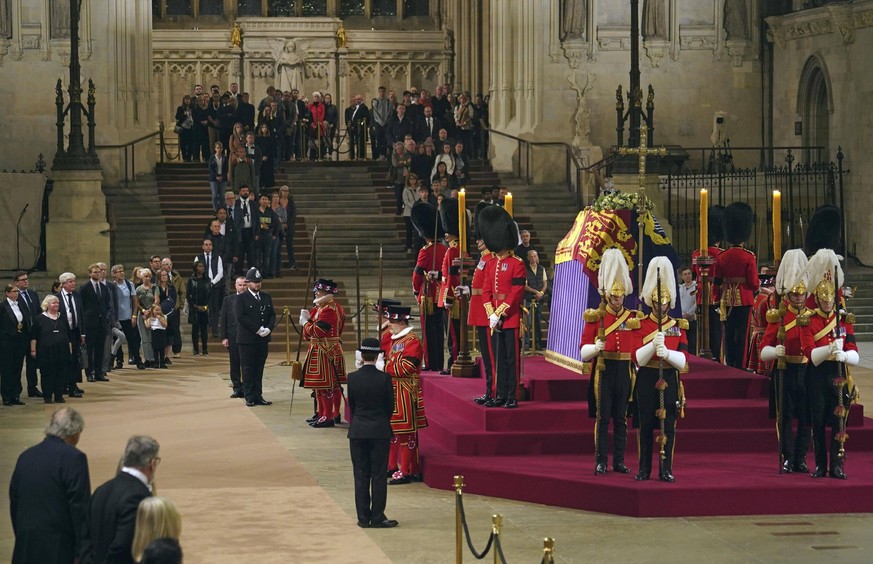 Mourning for Queen Elizabeth People pay their respects as the coffin of Britain s Queen Elizabeth II lies in state at Westminster Hall in London on Sept. 14, 2022. PUBLICATIONxINxGERxSUIxAUTxHUNxONLY  ...