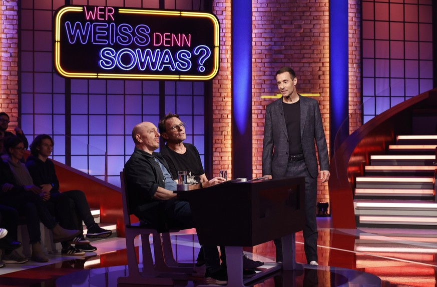 ARD WER WEISS DENN SOWAS? FOLGE 1105, &quot;Thomas Kretschmann und Tom Wlaschiha&quot;, am Mittwoch (08.05.24) um 18:00 Uhr im ERSTEN.
Moderator Kai Pflaume (r.) mit Rateteam-Kapitän Bernhard Hoëcker  ...