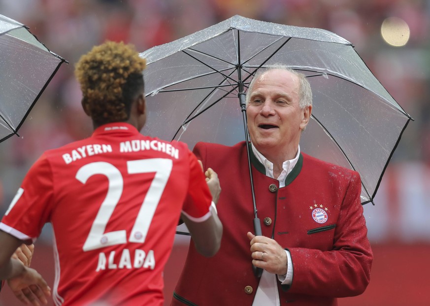 Stolzer Präsi: Ex-Präsident Uli Hoeneß (r.) bietet David Alaba Schutz unterm Schirm. Der Österreicher ist seit 2010 beim FC Bayern.