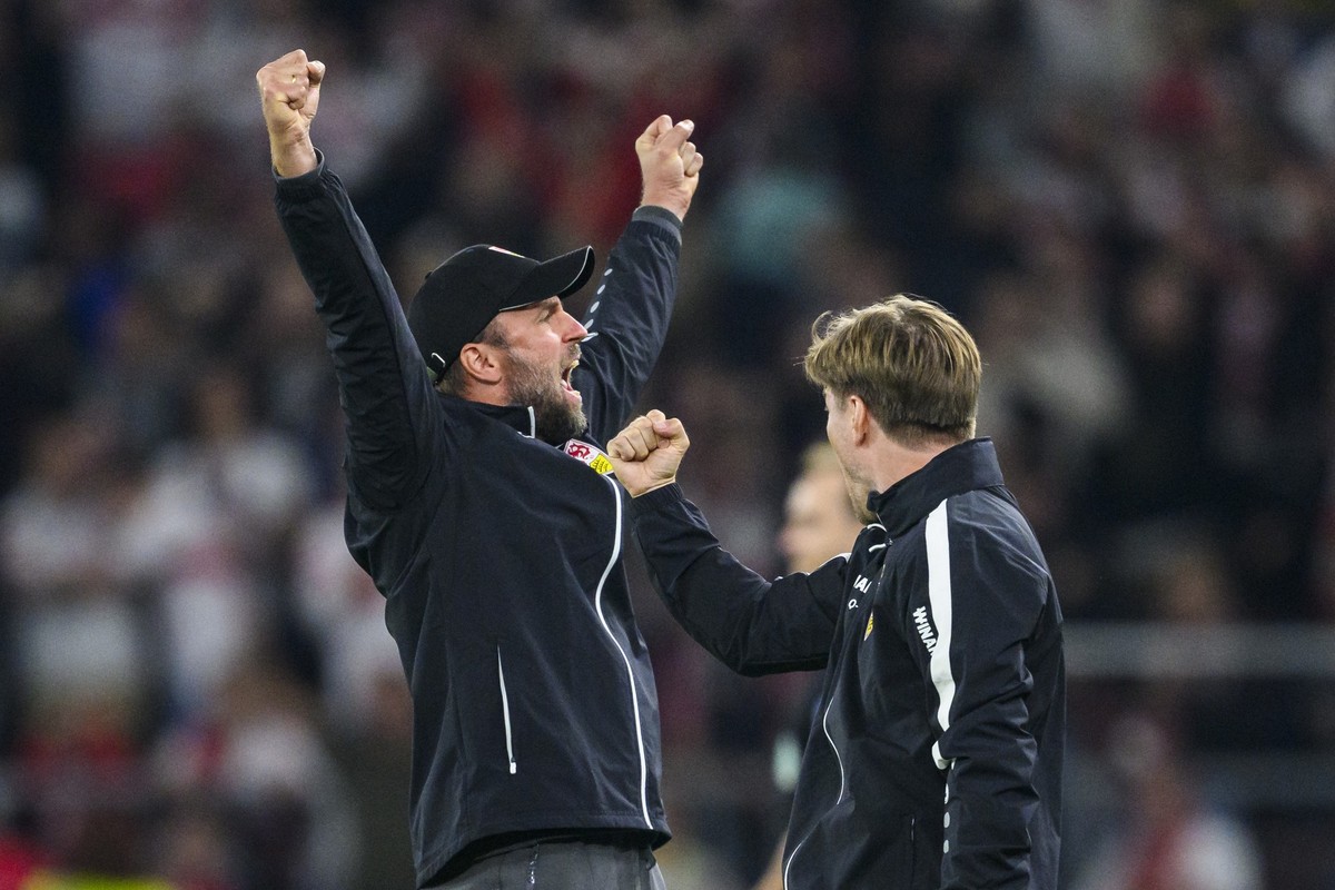 22.09.2023, Baden-Württemberg, Stuttgart: Fußball: Bundesliga, VfB Stuttgart - Darmstadt 98, 5. Spieltag, MHPArena. Stuttgarts Trainer Sebastian Hoeneß (l) jubelt nach dem Tor zum 3:1 mit Co-Trainer D ...