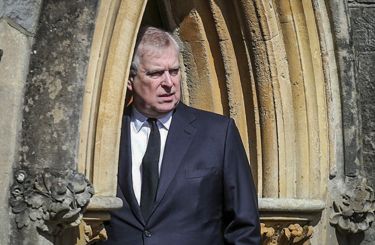 ARCHIV - 11.04.2021, Gro�britannien, Windsor: Der britische Prinz Andrew, Herzog von York, erscheint in der k�niglichen Kapelle in Windsor nach der Bekanntgabe des Todes seines Vaters. Ein Drama nach  ...