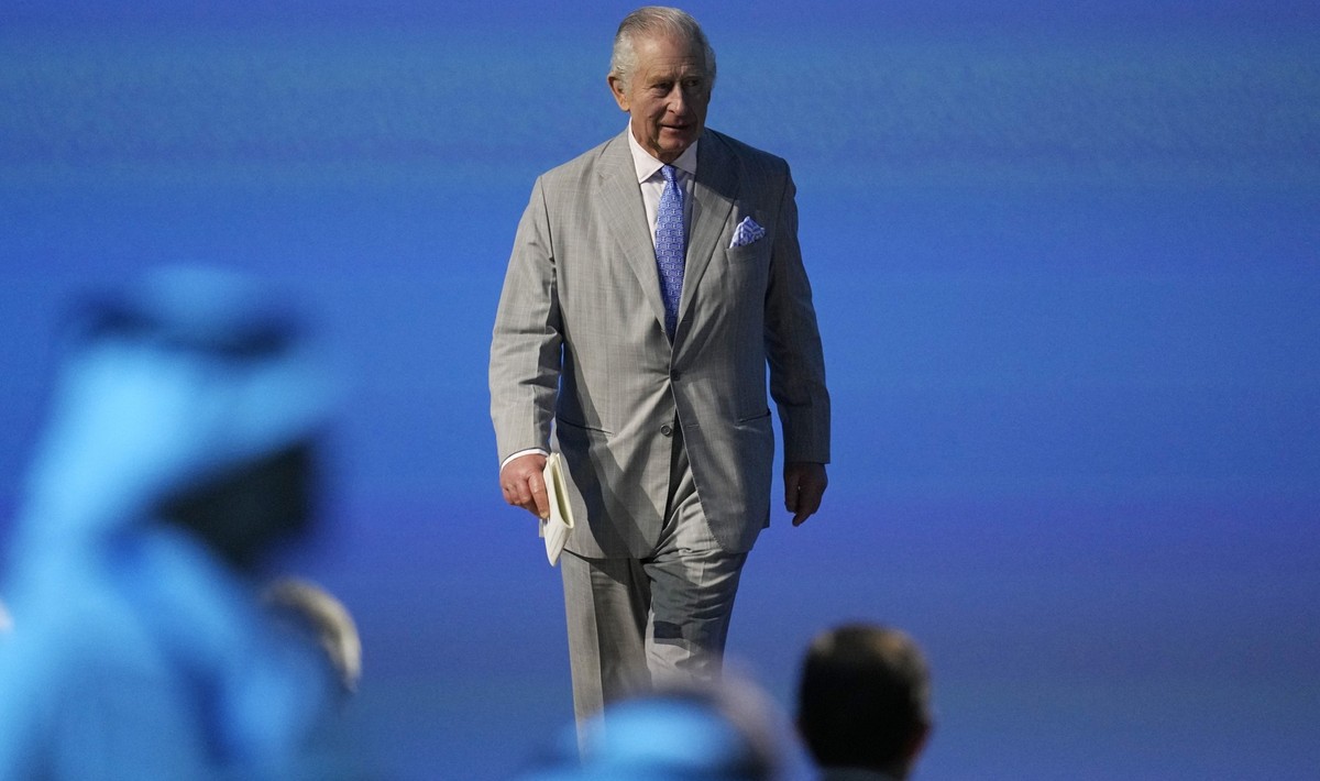ARCHIV - 01.12.2023, Vereinigte Arabische Emirate, Dubai: Der britische König Charles III. geht während der Eröffnungszeremonie des UN-Klimagipfels COP28. Beim britischen König Charles III. ist Krebs ...
