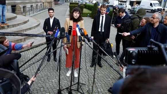Lea Bonasera spricht zu den Medien nach einem Treffen von Aktivisten der "Letzten Generation" mit dem deutschen Verkehrsminister Volker Wissing (nicht im Bild) im Ministerium in Berlin, Deut ...