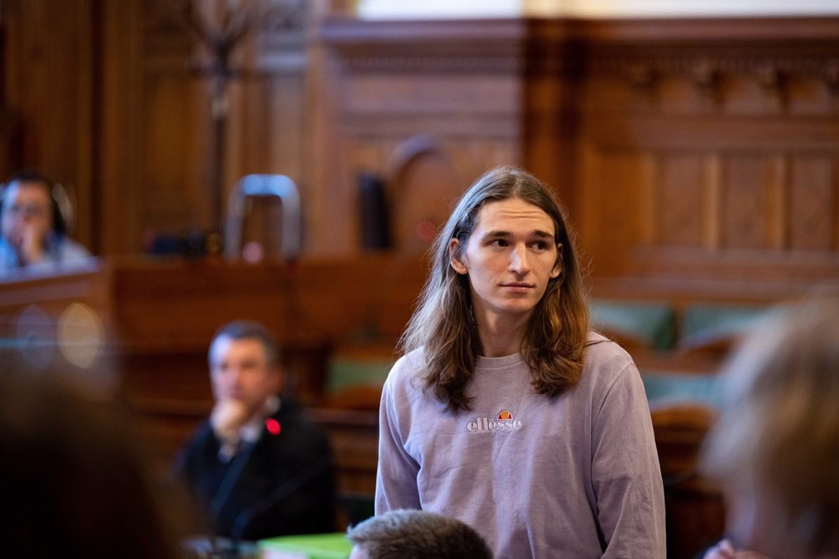 ARCHIV - 20.06.2025, Ungarn, Budapest: Maja T. kommt in den Gerichtssaal, wo über den Antrag auf Haftentlassung entschieden werden soll. Das Stadtgericht in Budapest entscheidet, ob die deutsche non-b ...
