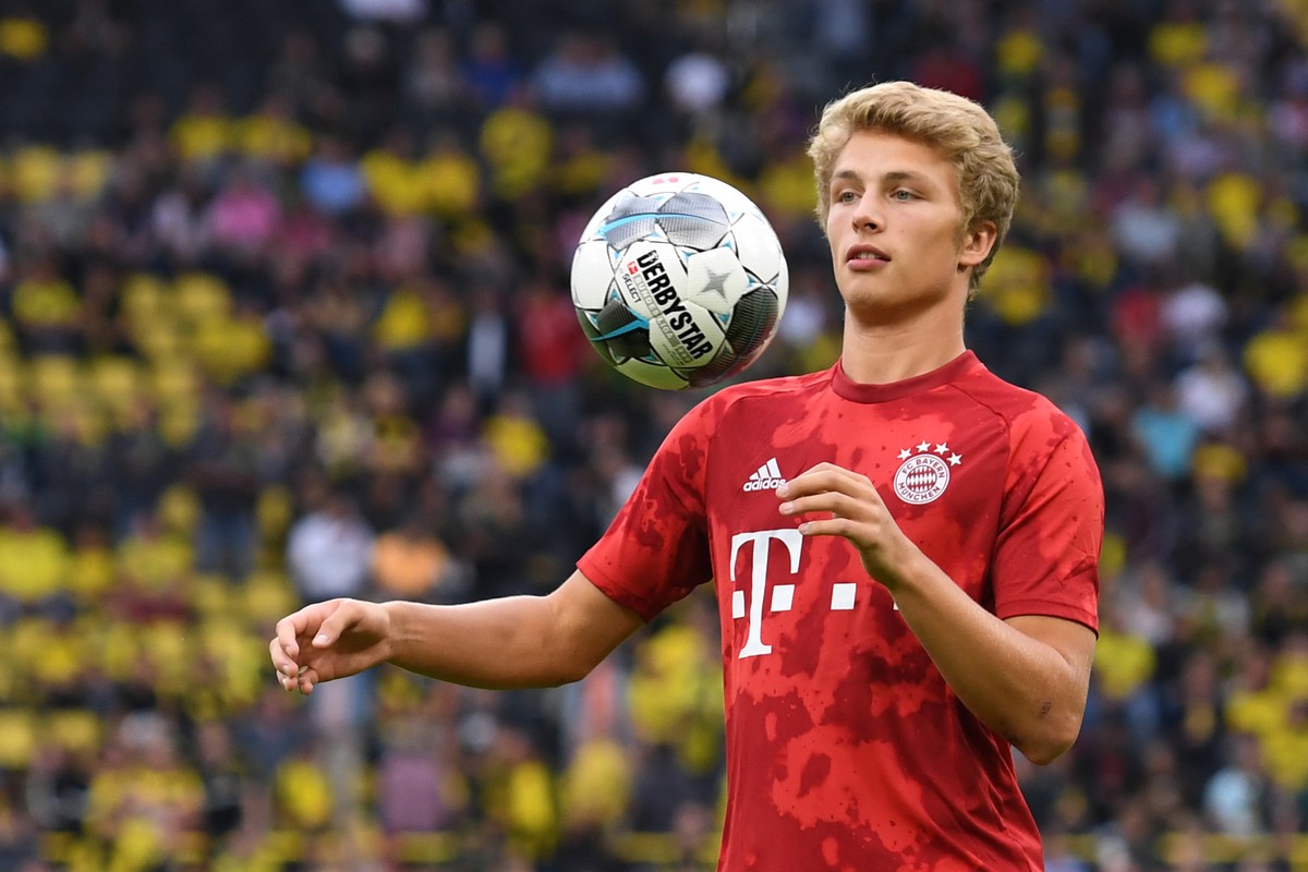 ARCHIV - 03.08.2019, Nordrhein-Westfalen, Dortmund: Fu�ball: DFL-Supercup, Borussia Dortmund - Bayern M�nchen im Signal Iduna Park. Bayerns Fiete Arp nimmt den Ball an. (zu dpa: �Sturmtalent Arp will  ...