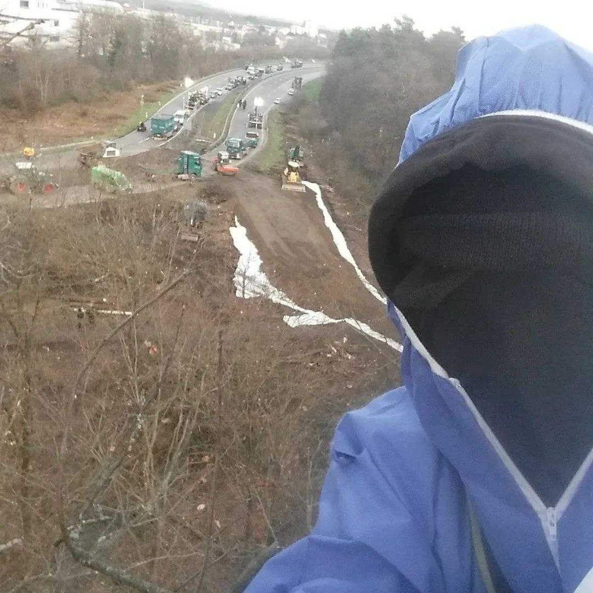 Aktivist im Fechenheimer Wald: am Mittwoch begannen die Räumungsarbeiten des Gebiets, das etwa der Größe von drei Fußballfeldern entspricht.