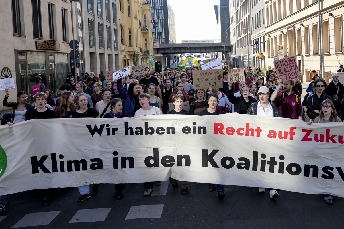 Participants chant slogans during a climate strike demonstration organised by the international movement &quot;Fridays for Future&quot;, in Berlin, Germany, Friday, March 21, 2025. (AP Photo/Ebrahim N ...