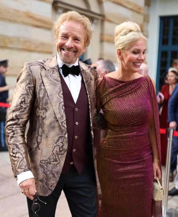 25.07.2022, Bayern, Bayreuth: Thomas Gottschalk und Karina Mro� stehen in der Pause der Er�ffnung der Bayreuther Richard-Wagner-Festspiele im Festspielhaus auf dem Gr�nen H�gel. Die Festspiele beginne ...