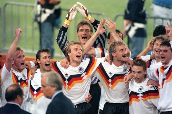 Weltmeister! In einem spannenden Finale schlug Deutschland 1990 Argentinien in Rom mit 1:0. Das entscheidende Tor schoss Andi Brehme (ganz links) per Elfmeter