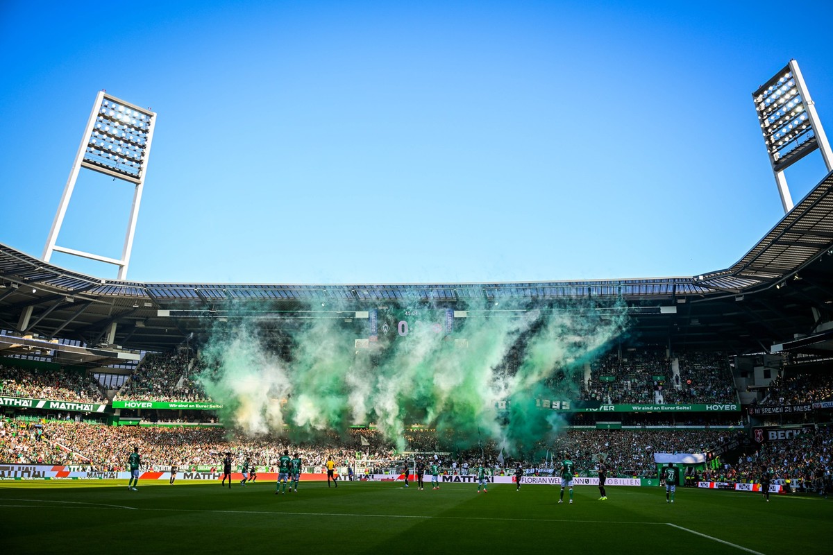 21.09.2024, Bremen: Fu�ball: Bundesliga, Werder Bremen - Bayern M�nchen, 4. Spieltag, wohninvest Weserstadion. Werder-Fans z�nden Pyrotechnik. Foto: Sina Schuldt/dpa - WICHTIGER HINWEIS: Gem�� den Vor ...